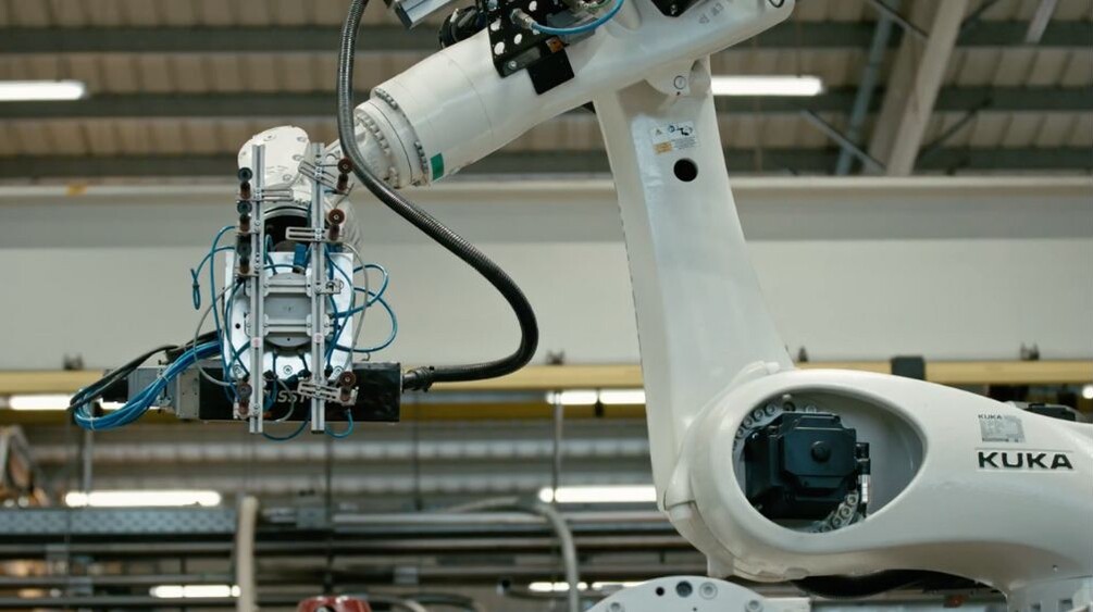 Case Study: Jak zrobotyzowaliśmy trudny proces wtrysku z insertami w firmie Metchem