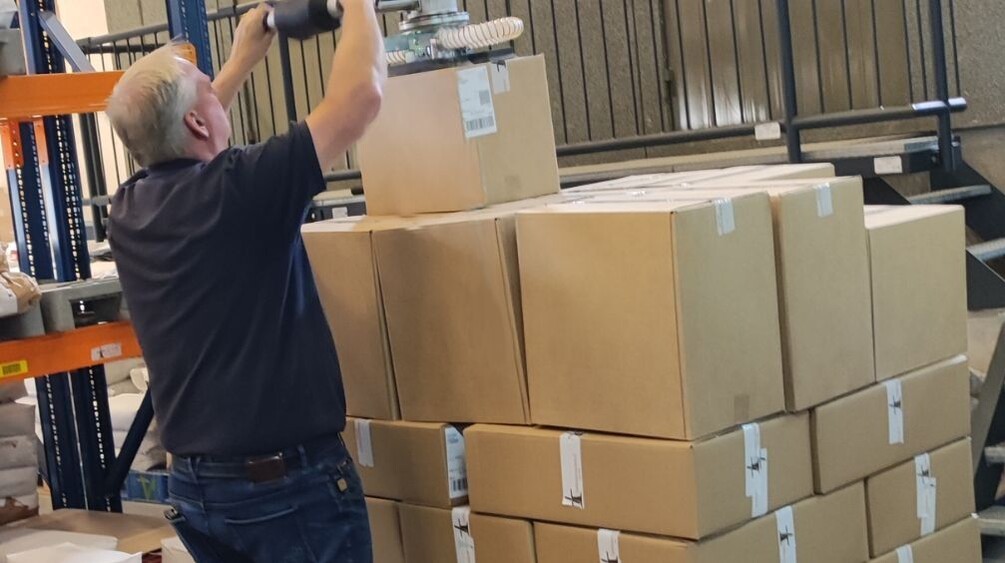 Case Study: FIPA Vacuum tube lifter optimises internal logistics at an online retailer for flour and grain products