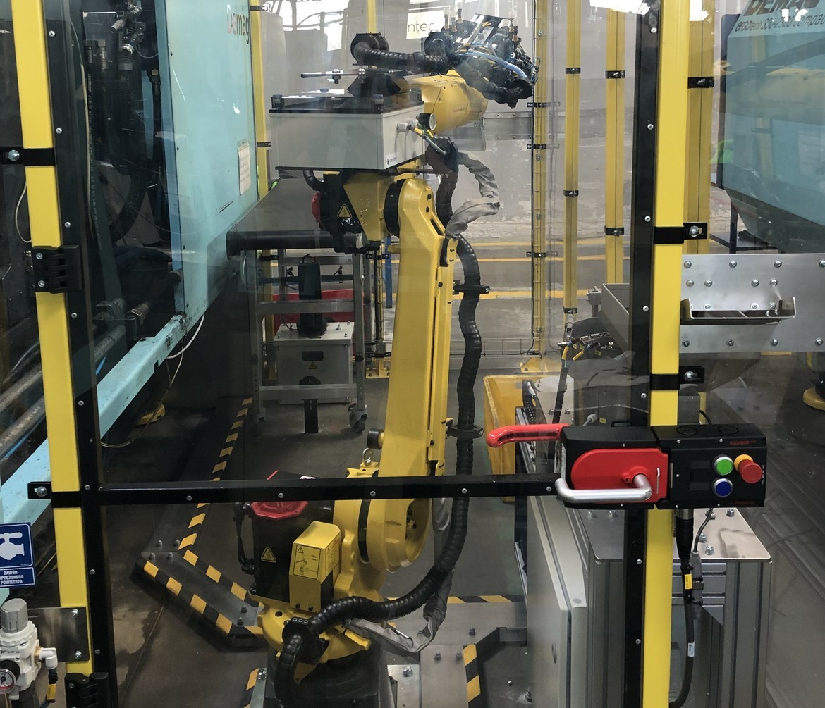 FANUC robot integration with molding machine (SPECIAL OFFER) FANUC robot integration with molding machine (SPECIAL OFFER)