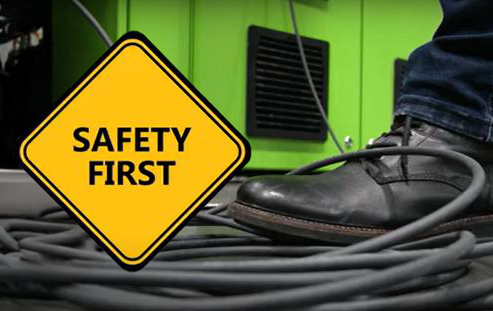 Ryzyko potknięcia spowodowane luźnymi przewodami